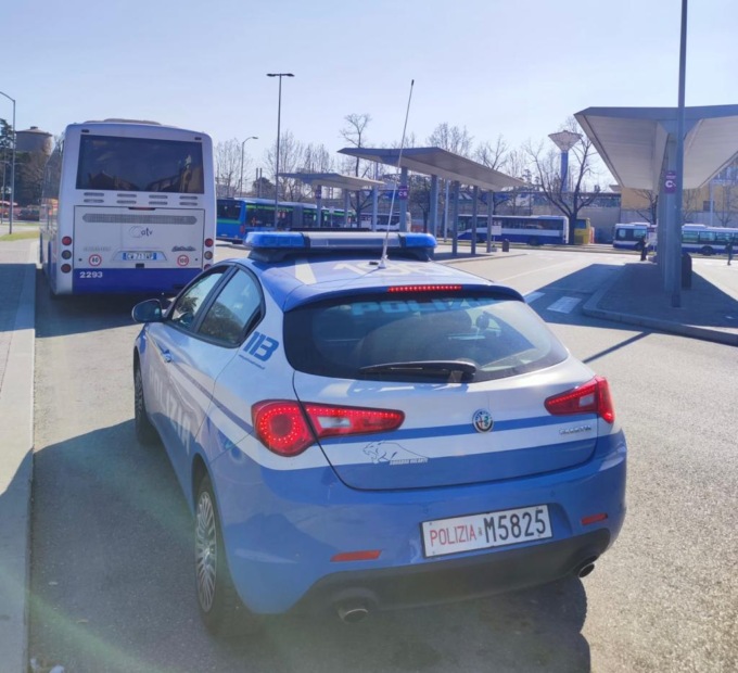 Senza biglietto sul bus si rifiuta di fornire un documento d’identità e si scaglia contro la polizia