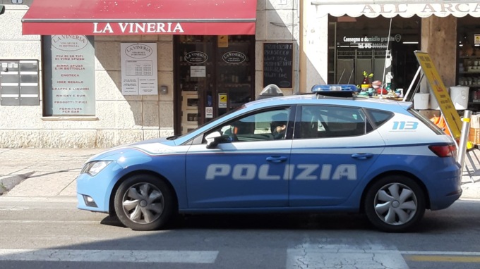 Entra in un negozio per comprare del vino ma poi ruba lo smartphone della titolare