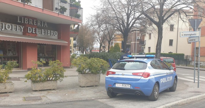 Entra in libreria, distrae la commessa poi le ruba la borsa e fugge: 30enne arrestato