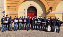 Allievi della scuola di Polizia consegnano al sindaco gli scatoloni in aiuto all'Ucraina