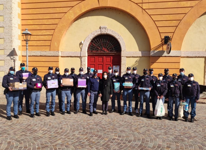 Allievi della scuola di Polizia consegnano al sindaco gli scatoloni in aiuto all’Ucraina
