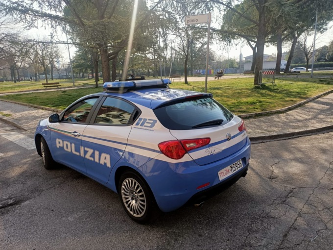 Scoperto mentre cedeva hashish a due minorenni al parco: pusher arrestato