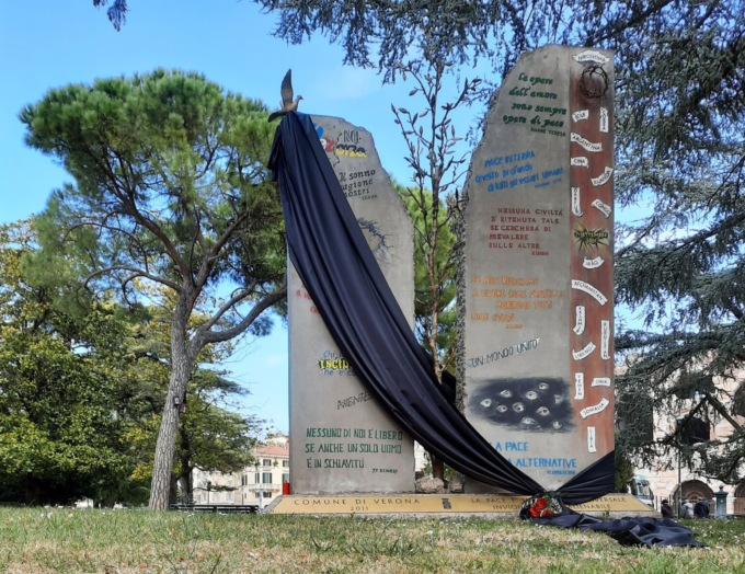 Verona si veste a lutto per l’Ucraina: drappo nero sul monumento alla Pace di Piazze Bra