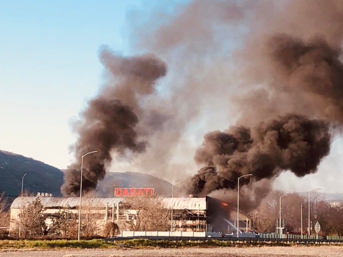 Grosso incendio in Valpantena: in fiamme il colorificio Casati, morto un 58enne