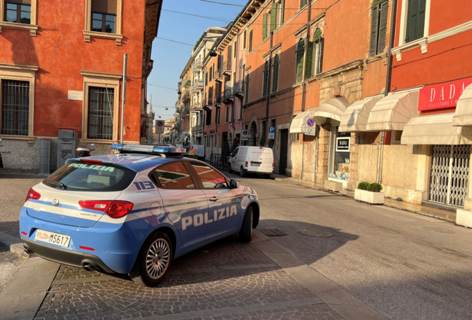 Rubano il cellulare a una 49enne e si danno alla fuga: rintracciati grazie alla geolocalizzazione