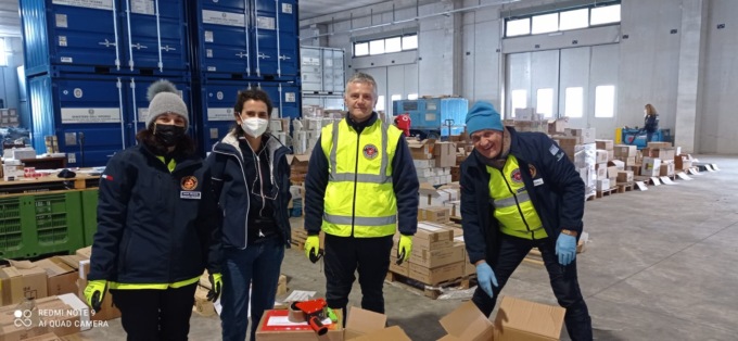 Emergenza Ucraina, da Verona farmacisti volontari portano medicinali alla sede operativa Protezione Civile