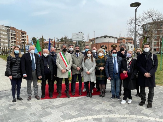 Verona dedica un parco alle vittime del Covid, al Saval tutto si ferma per un minuto di silenzio