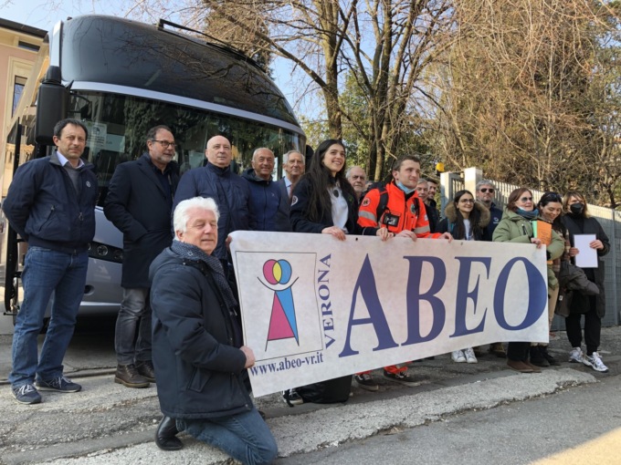 Partito da Verona il bus della solidarietà: porterà in Italia quattro bambini oncologici ucraini