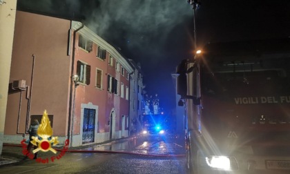 San Pietro in Cariano, le foto dell'incendio di un tetto di un'abitazione a tre piani