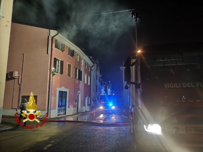 San Pietro in Cariano, le foto dell’incendio di un tetto di un’abitazione a tre piani