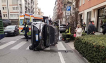 Mancata precedenza, si scontra con un’auto che si ribalta: ritirata la patente a un 74enne