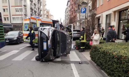 Mancata precedenza, si scontra con un’auto che si ribalta: ritirata la patente a un 74enne