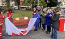 In Piazza Bra, panchina della gentilezza: una targa della Croce Rossa contro la violenza sulle donne