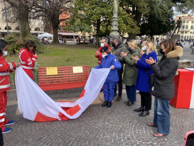 In Piazza Bra, panchina della gentilezza: una targa della Croce Rossa contro la violenza sulle donne