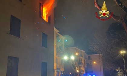 Incendio nella notte, le immagini dell'appartamento distrutto ad Avesa