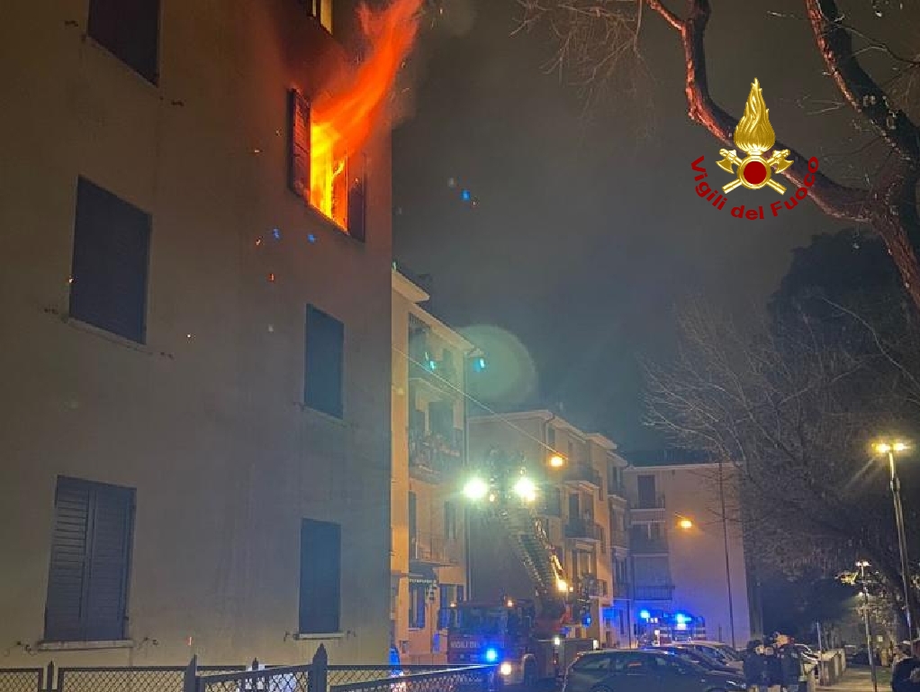 Incendio nella notte, le immagini dell'appartamento distrutto ad Avesa