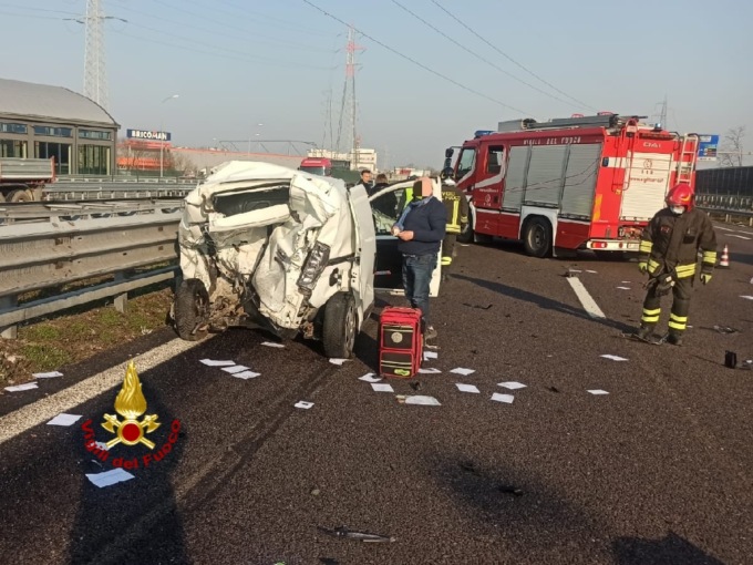 Verona, tamponamento in autostrada A4: coinvolti 3 mezzi, un ferito