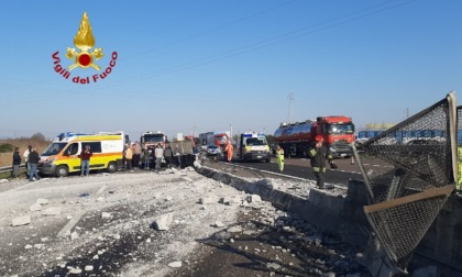 Camion sbanda sull’A4 e finisce in Tangenziale: un ferito, lunghe code