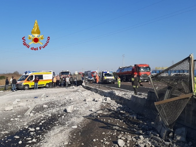 Camion sbanda sull’A4 e finisce in Tangenziale: un ferito, lunghe code