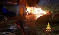 Incendio in un garage, distrutte 2 macchine: 3 persone salvate dai pompieri