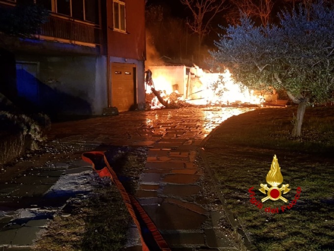 Incendio in un garage, distrutte 2 macchine: 3 persone salvate dai pompieri