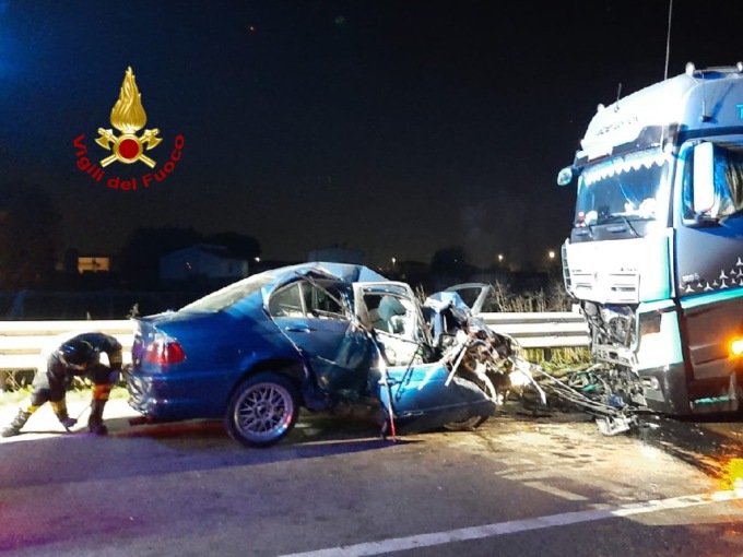 Tragedia a San Bonifacio: scontro frontale tra un’auto e un Tir morto un 34enne