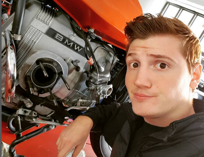 Perde il controllo della moto e si schianta contro una recinzione: morto 29enne