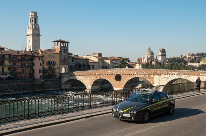 Finanzieri aggrediti da parrucchiere e moglie durante un controllo fiscale