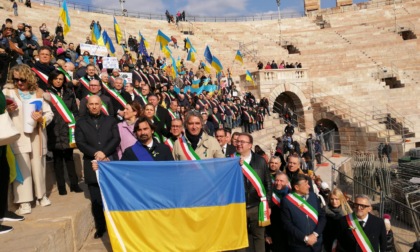 I 98 sindaci veronesi in Arena per lanciare un messaggio di pace e dire “no” alla guerra in Ucraina