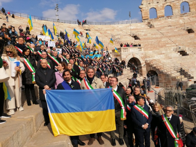 I 98 sindaci veronesi in Arena per lanciare un messaggio di pace e dire “no” alla guerra in Ucraina
