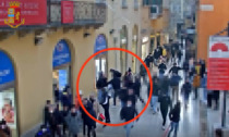 Il video del minorenne aggredito in Via Mazzini: perquisiti 23 militanti di Casa Pound