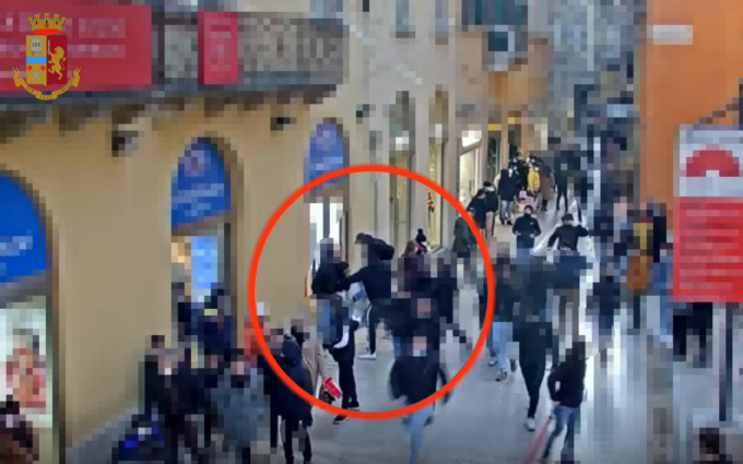 Il video del minorenne aggredito in Via Mazzini: perquisiti 23 militanti di Casa Pound
