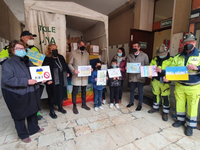 Emergenza Ucraina, scuole del centro storico raccolgono beni per le zone di guerra