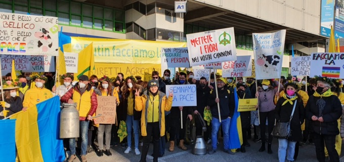Manifestazione per la Pace di Coldiretti Giovani: “Fermiamo la guerra dei prezzi”