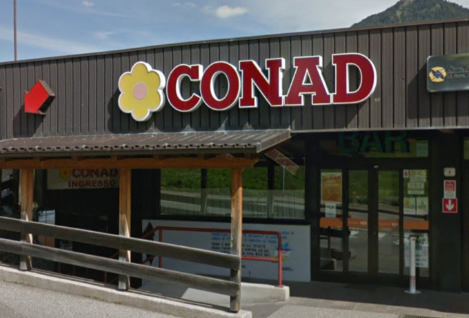 Sospetta “manomissione” della marmellata Zuegg, Conad: “Non mangiatela”