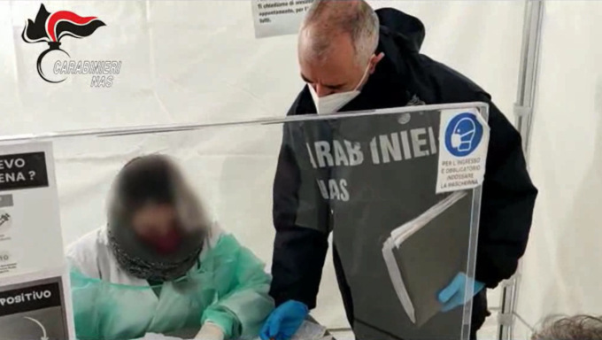 False vaccinazioni Covid a 300 euro: arrestato un medico e 5 persone per 285 casi di corruzione