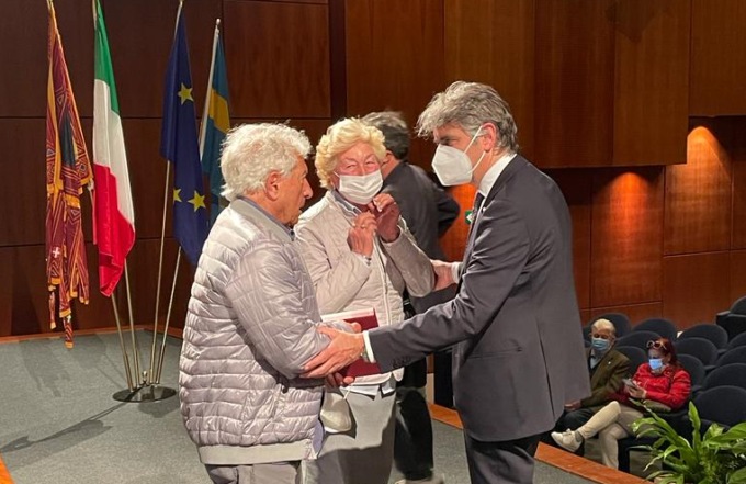Anniversari di matrimonio, torna la cerimonia dopo il Covid: festeggiate 100 coppie di sposi
