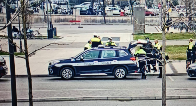 Accattonaggio molesto in mezzo alla carreggiata di corso Milano, il “record” della romena: 9 multe in 24 ore!