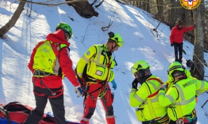 Scivola sulla neve per un centinaio di metri: 57enne ferita gravemente