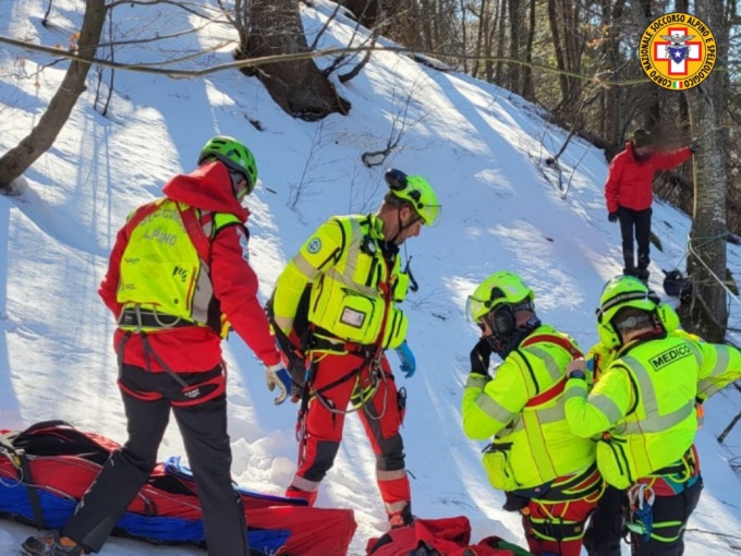 Scivola sulla neve per un centinaio di metri: 57enne ferita gravemente