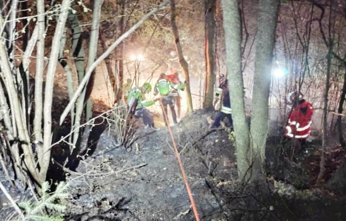 Operatore forestale si infortuna durante la bonifica di un incendio boschivo: 49enne soccorso