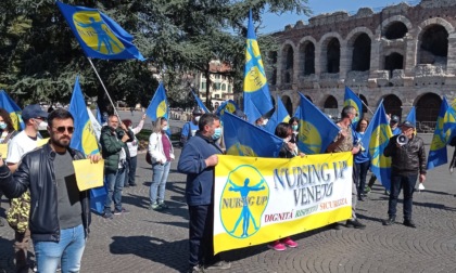 Infermieri Nursing Up in Piazza Bra per chiedere l'aumento dello stipendio