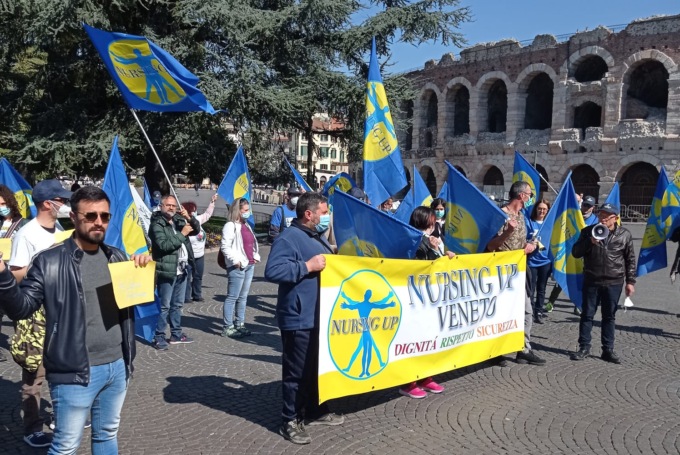 Infermieri Nursing Up in Piazza Bra per chiedere l’aumento dello stipendio
