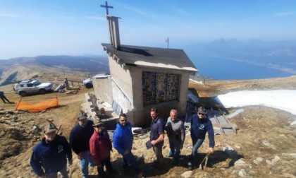 Costabella rinasce con la ricostruzione della chiesetta alpina distrutta dalla tempesta Vaja