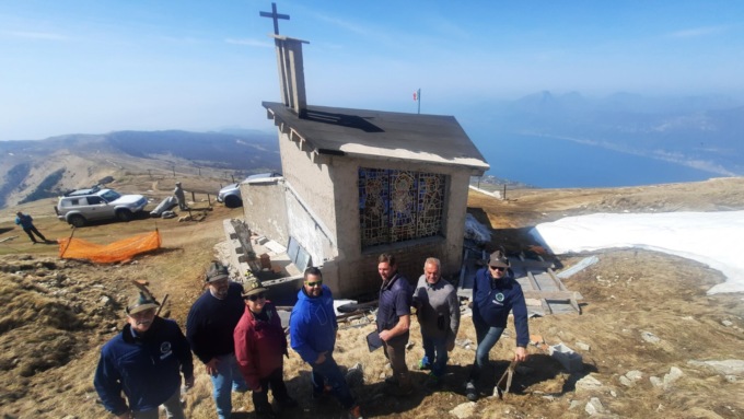 Costabella rinasce con la ricostruzione della chiesetta alpina distrutta dalla tempesta Vaja
