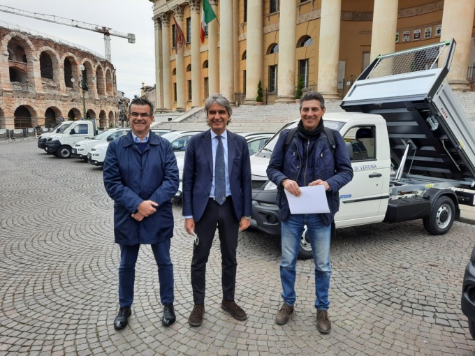 Nei quartieri di Verona arrivano nuovi mezzi green, auto ibride e veicoli a metano