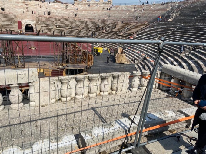 Danneggiata balaustra in Arena durante i lavori di posizionamento delle scenografie sul palcoscenico