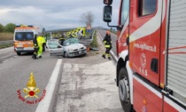 Sbatte violentemente contro il guard rail, automobilista incastrato in tangenziale sud