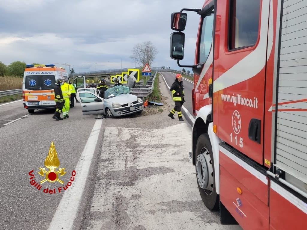 Sbatte violentemente contro il guard rail, automobilista incastrato in tangenziale sud