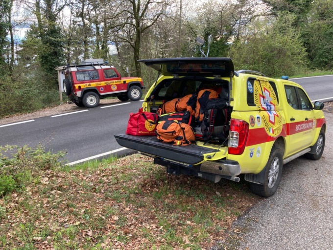 Cade con la mountain bike, 60enne con un trauma cranico e ferite riesce a chiamare i soccorsi